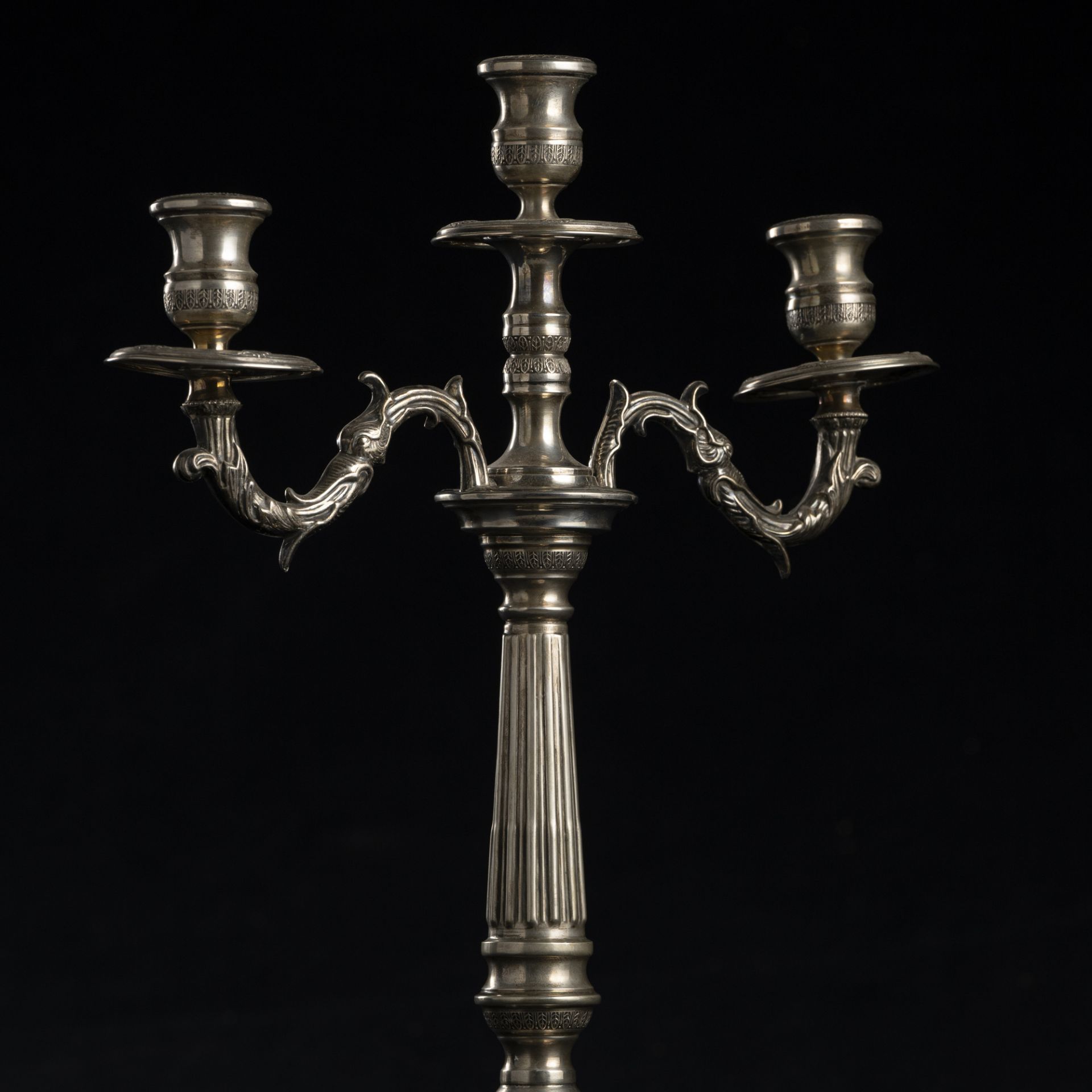 Coppia di candelabri in argento a tre fiamme - Image 4 of 5