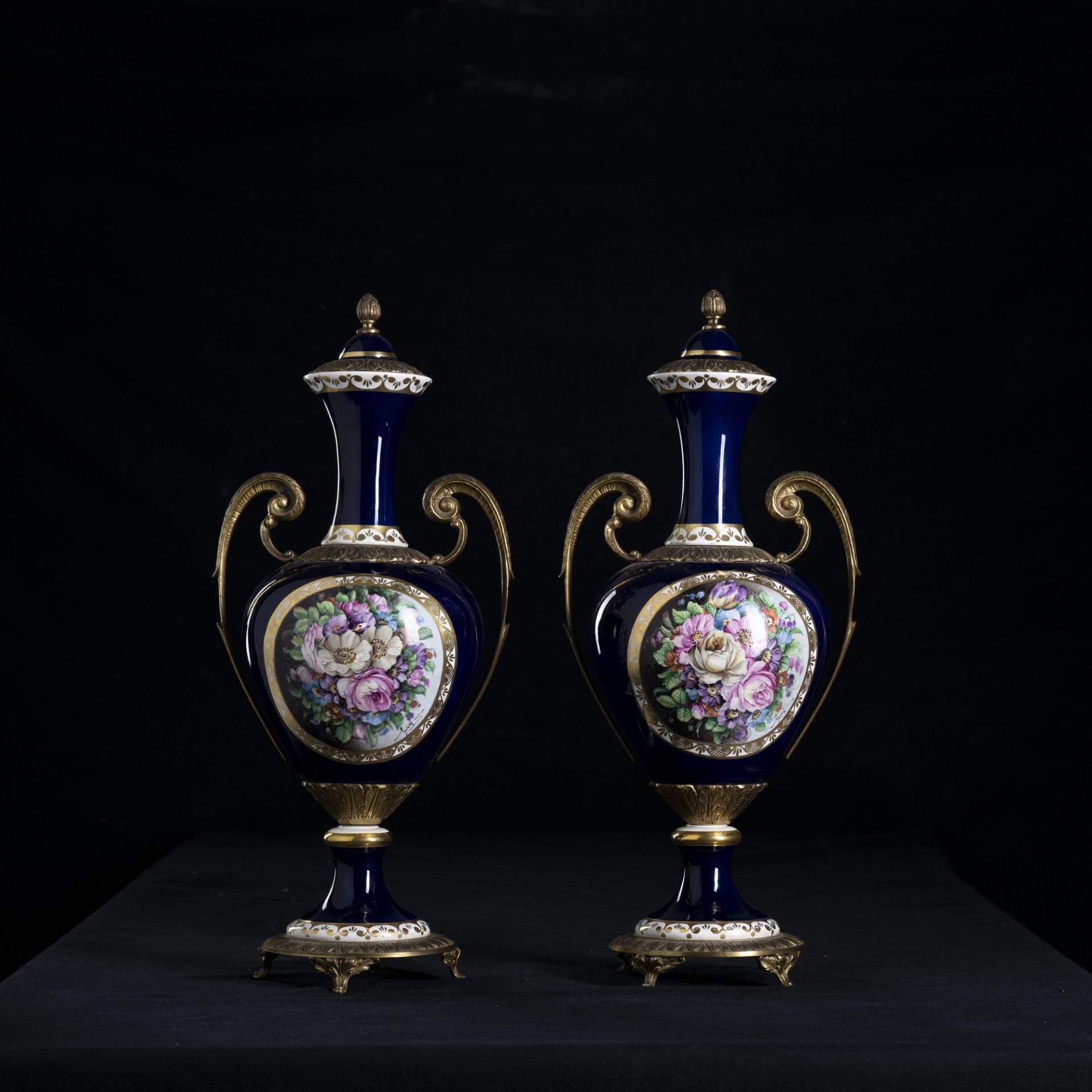 Coppia di vasi e alzata in porcellana blu cobalto con finiture in oro - Image 5 of 6