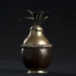 Modello di ananas con struttura in cocco e montatura in argento