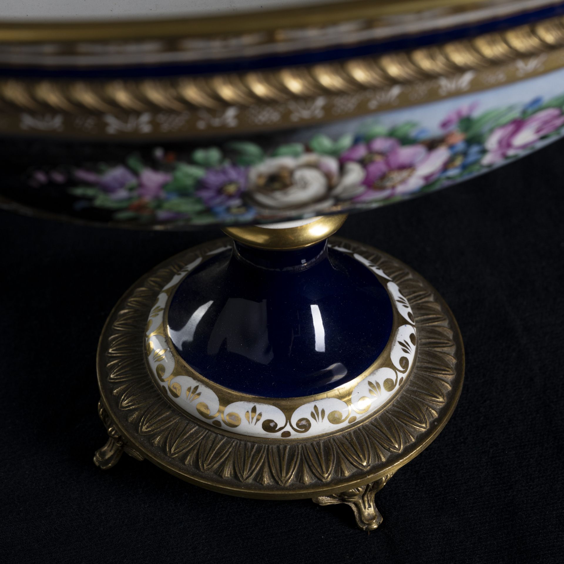 Coppia di vasi e alzata in porcellana blu cobalto con finiture in oro - Image 6 of 6