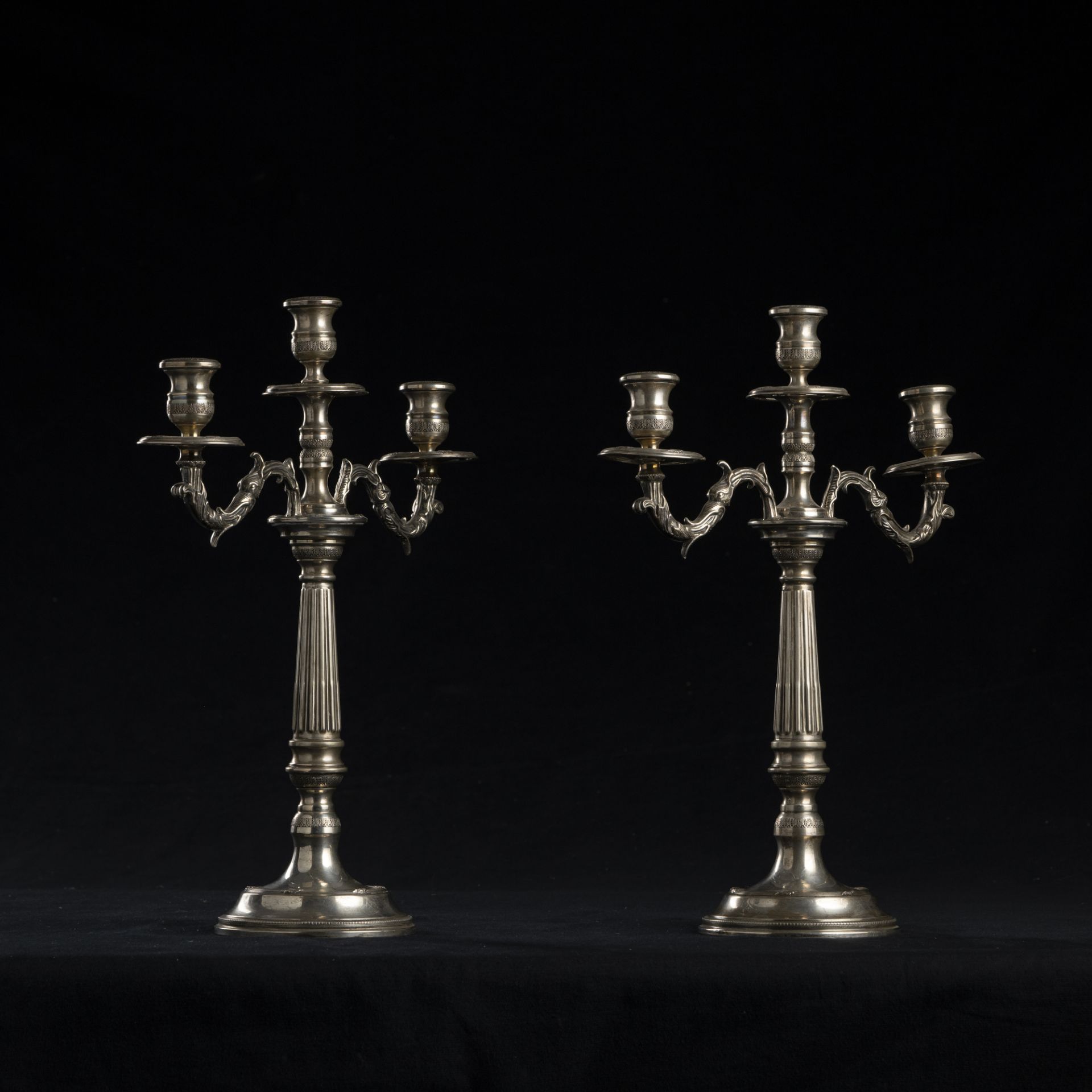 Coppia di candelabri in argento a tre fiamme - Image 2 of 5