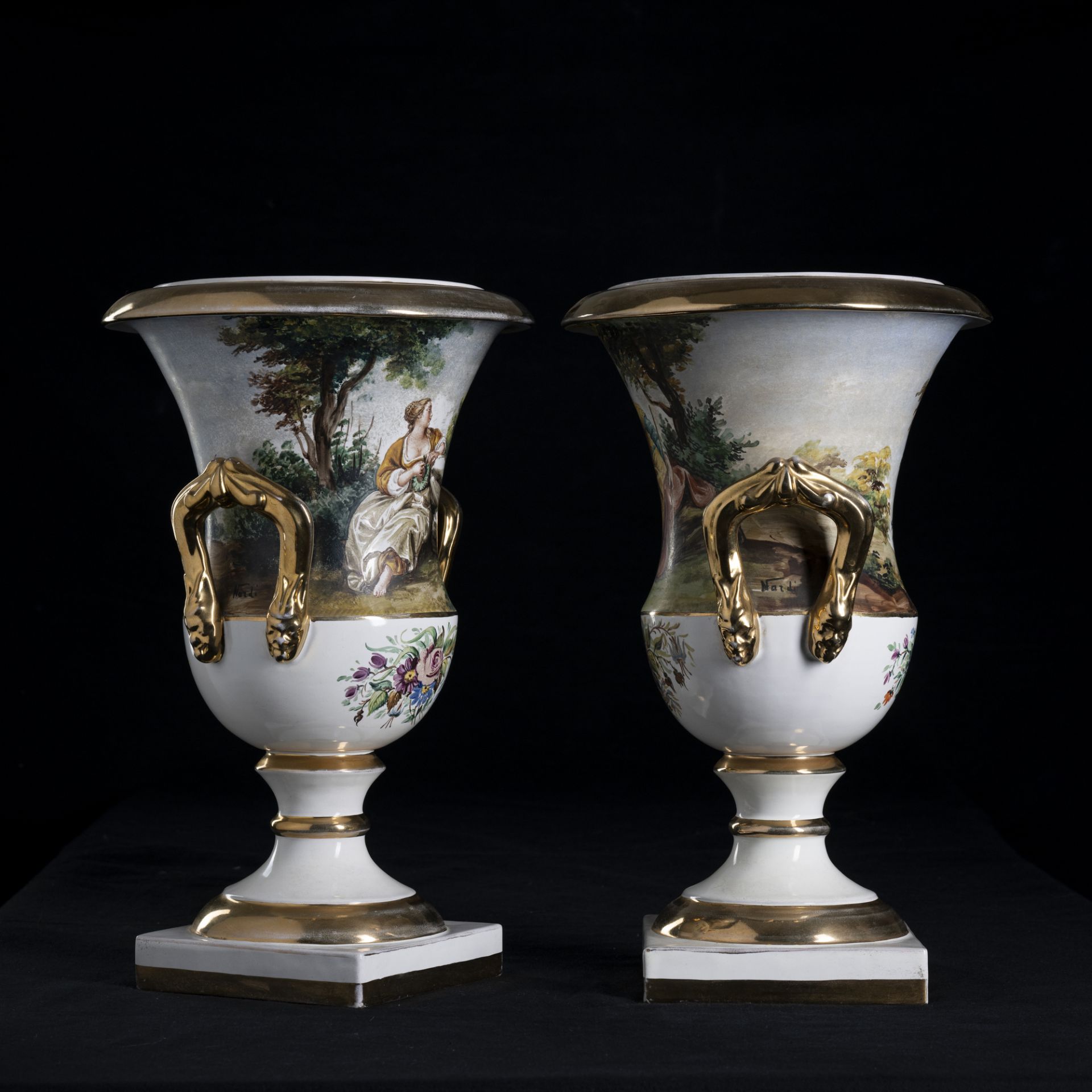 Coppia di vasi a coppa biansata in porcellana - Image 3 of 5