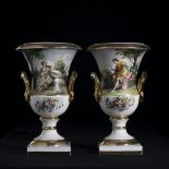 Coppia di vasi a coppa biansata in porcellana