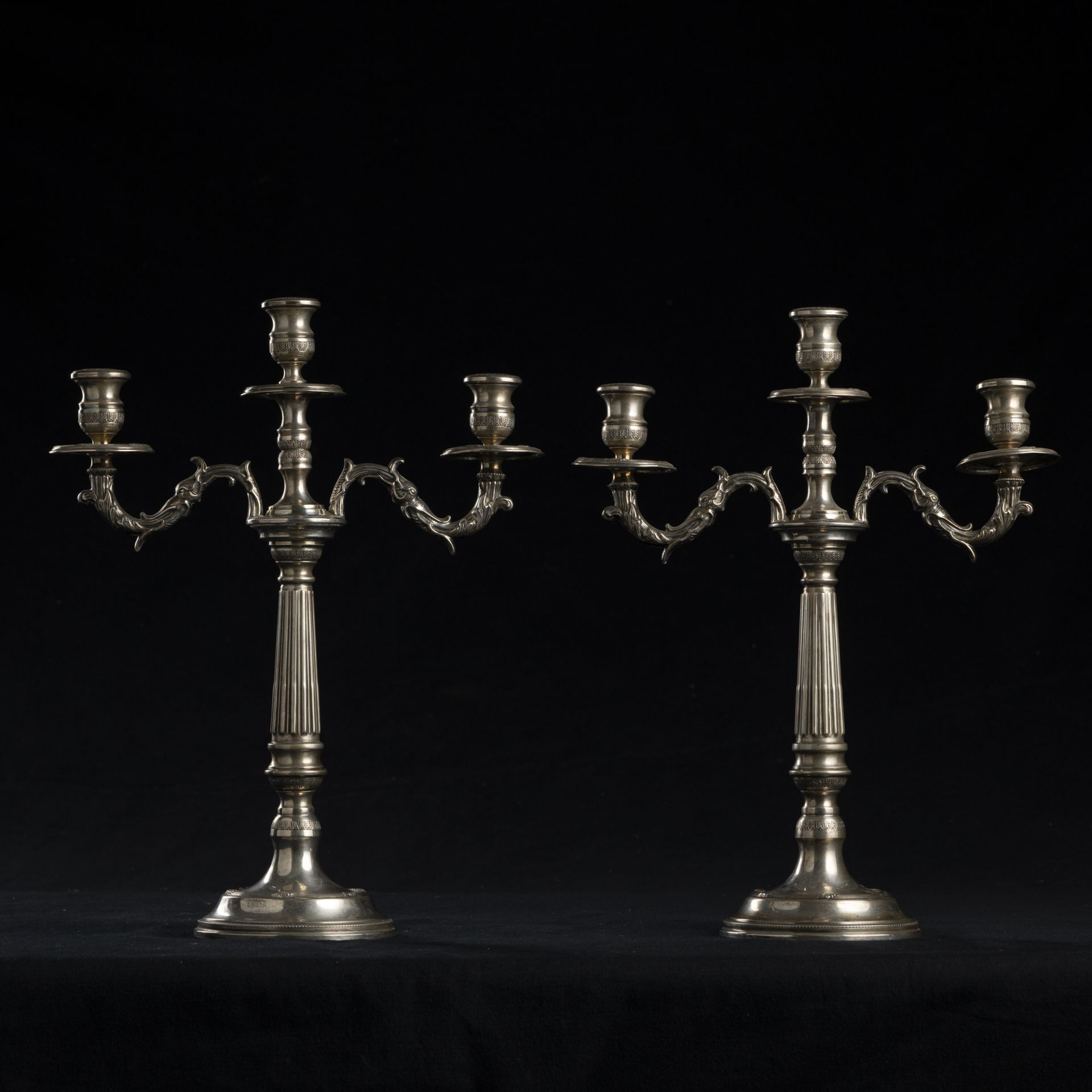 Coppia di candelabri in argento a tre fiamme