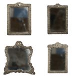 Quattro specchiere da tavolo con cornici in argento di differenti forme e dimensioni