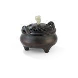 BRONZE TRIPOD CENSER WITH A WOODEN COVER XUANDE MARK