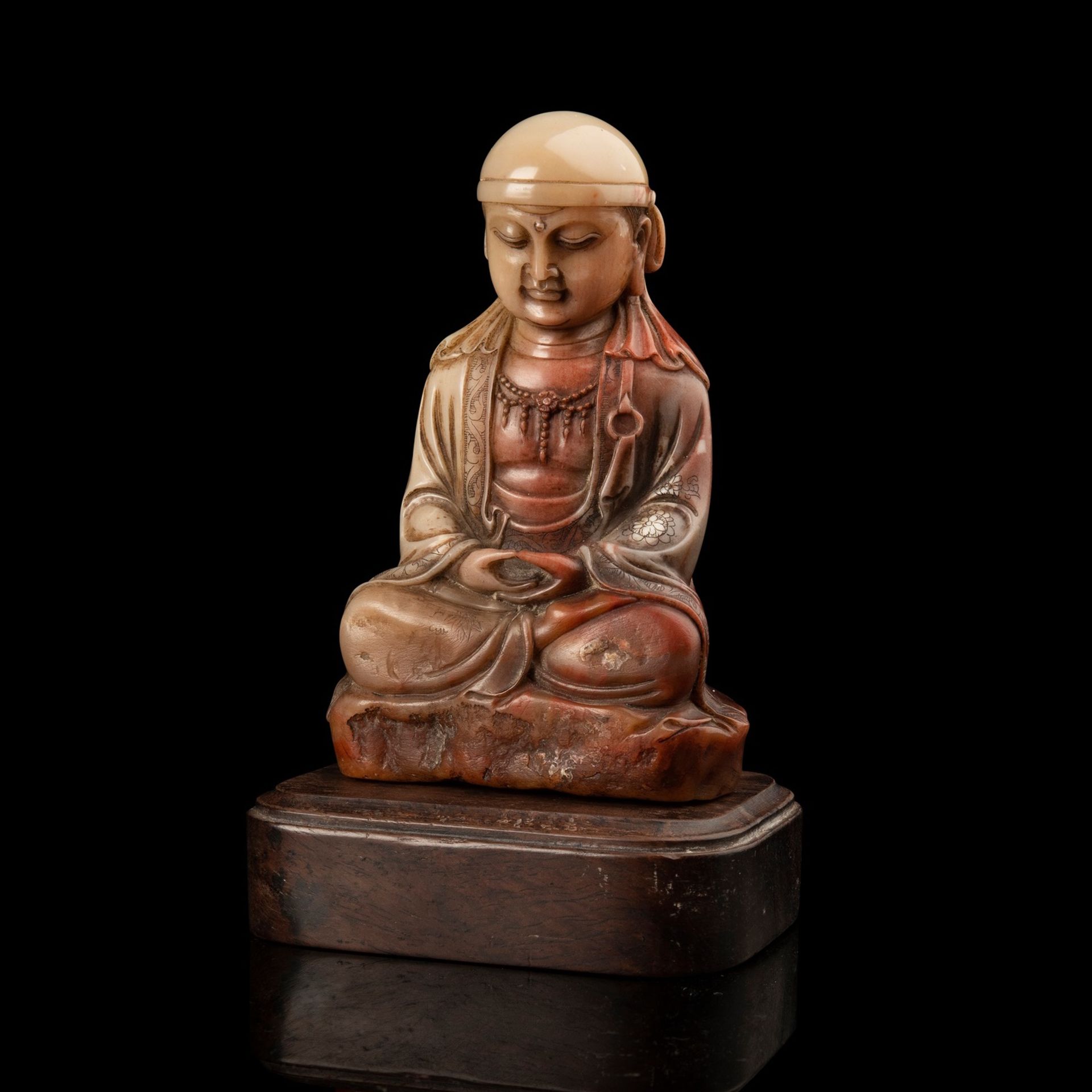 CARVED SOAPSTONE SEATED SIZHOU BUDDHA LATE QING DYNASTY TO REPUBLIC PERIOD, 19TH-20TH CENTURY