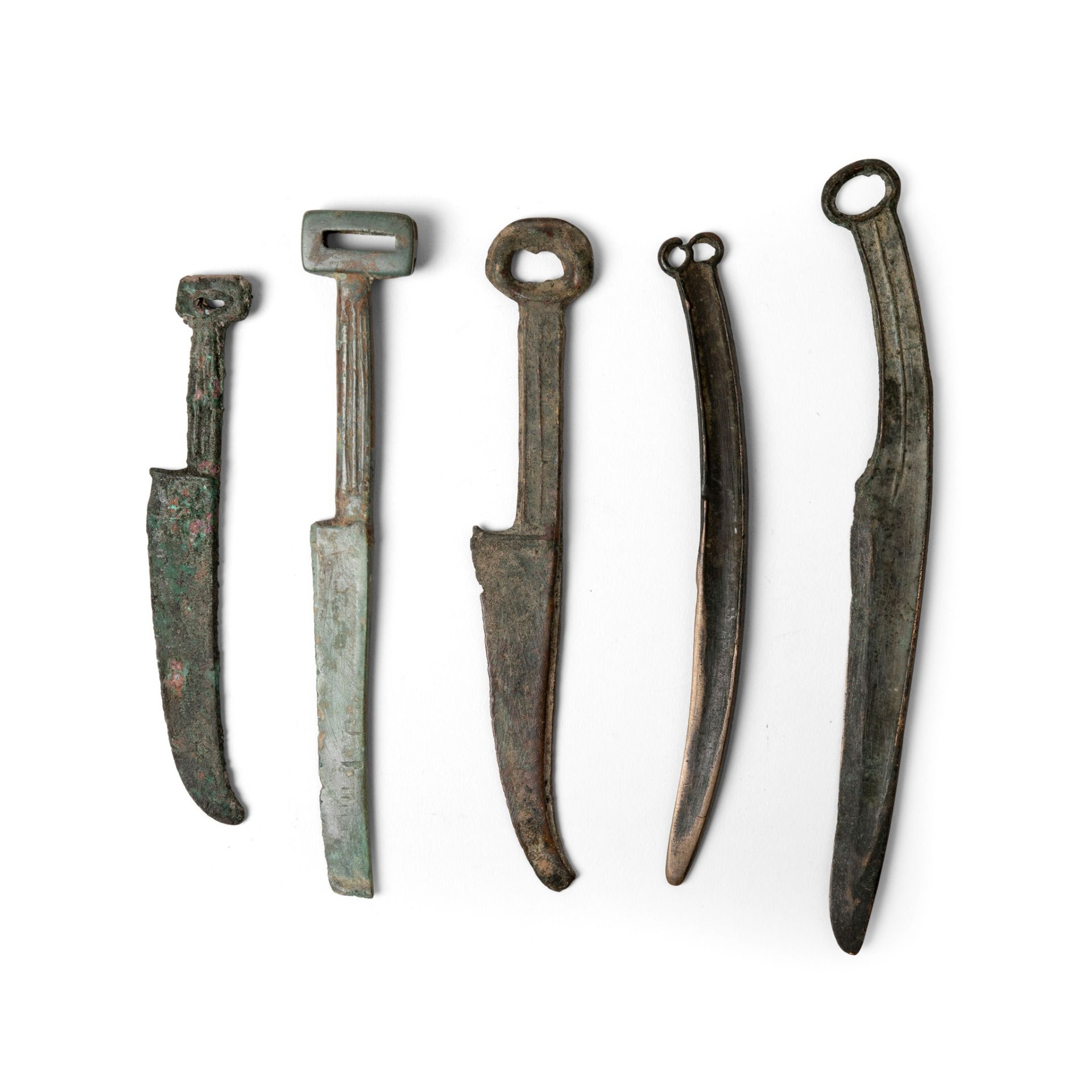 GROUP OF FIVE BRONZE HUNTING KNIVES LATE EASTERN ZHOU DYNASTY, WARRING STATES PERIOD, ORDOS