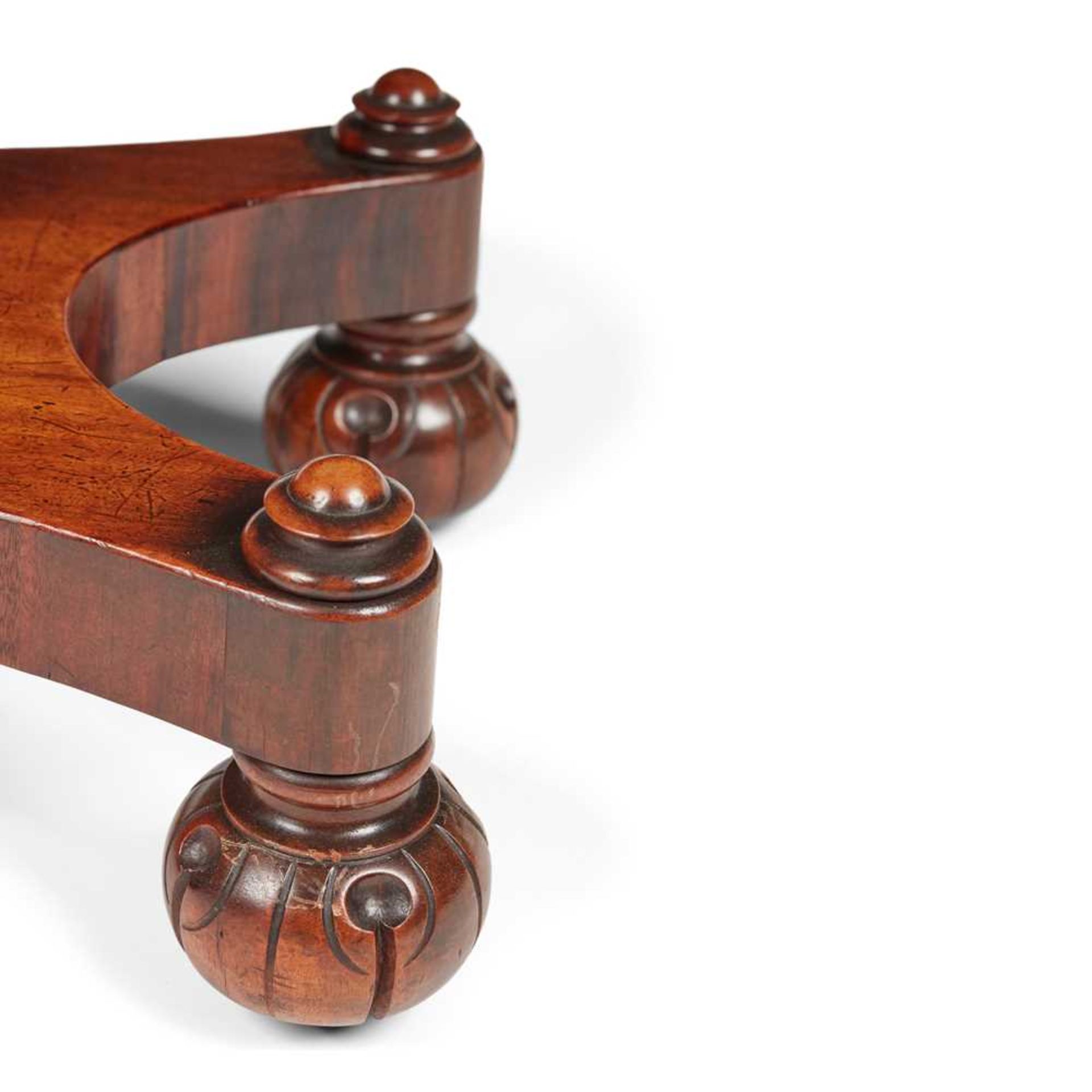 A FINE REGENCY GONCALO ALVES CENTRE TABLE, ATTRIBUTED TO JAMES MEIN OF KELSO EARLY 19TH CENTURY - Bild 4 aus 5
