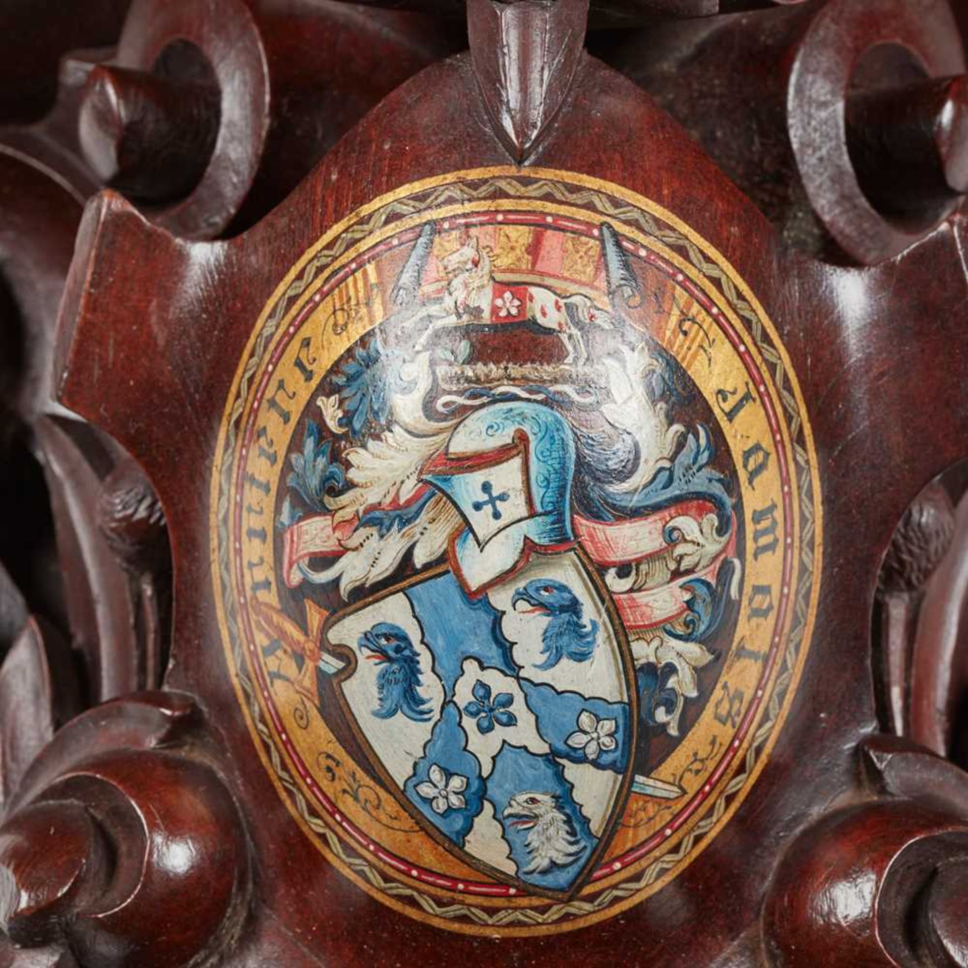 A CARVED MAHOGANY AND POLYCHROMED ARMORIAL WALL BRACKET 19TH CENTURY - Bild 2 aus 2