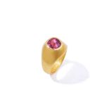 A spinel single-stone ring