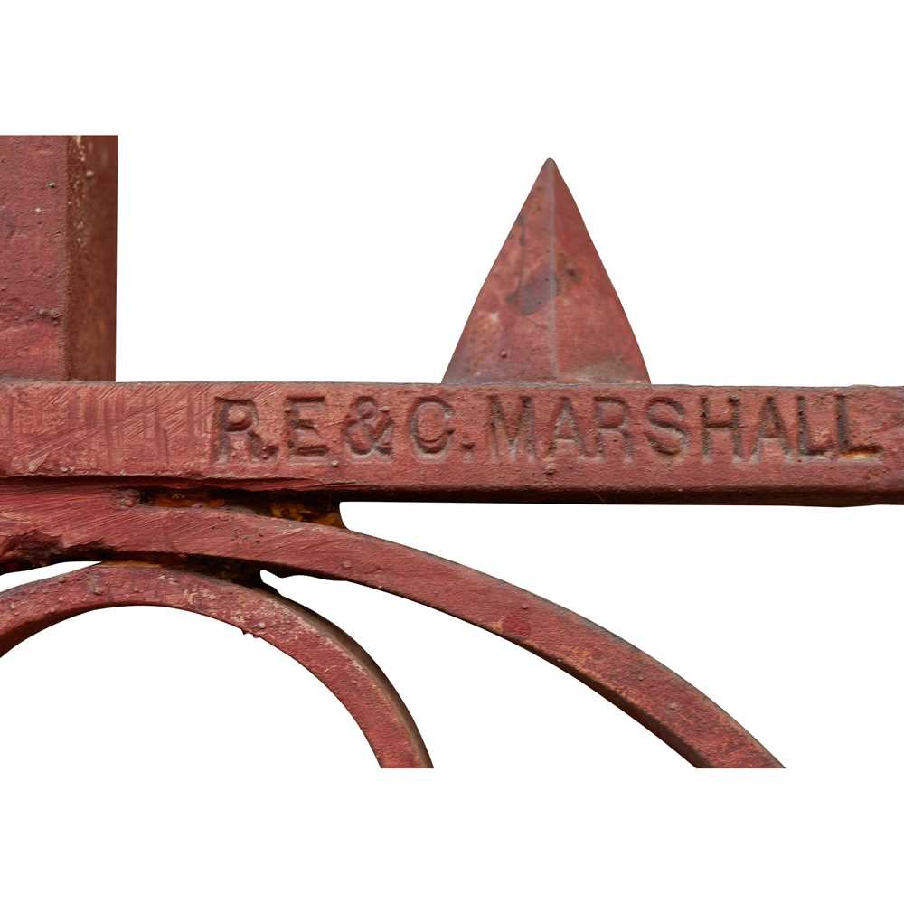 R.E.& C. MARSHALL, CHELTENHAM PAIR OF GOTHIC REVIVAL GATES, CIRCA 1880 - Bild 3 aus 4