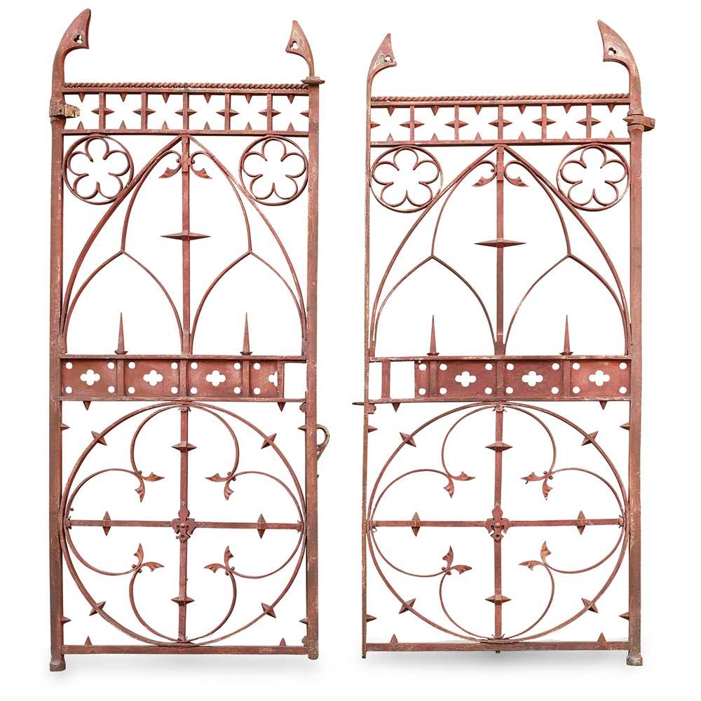 R.E.& C. MARSHALL, CHELTENHAM PAIR OF GOTHIC REVIVAL GATES, CIRCA 1880 - Bild 2 aus 4