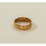 An 18 carat gold wedding ring