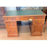 A Good Mahogany Kneehole desk. Early 20th century. With leather inset top above three frieze