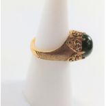 An 18k gold ring set with cabochon jade stone, size H.