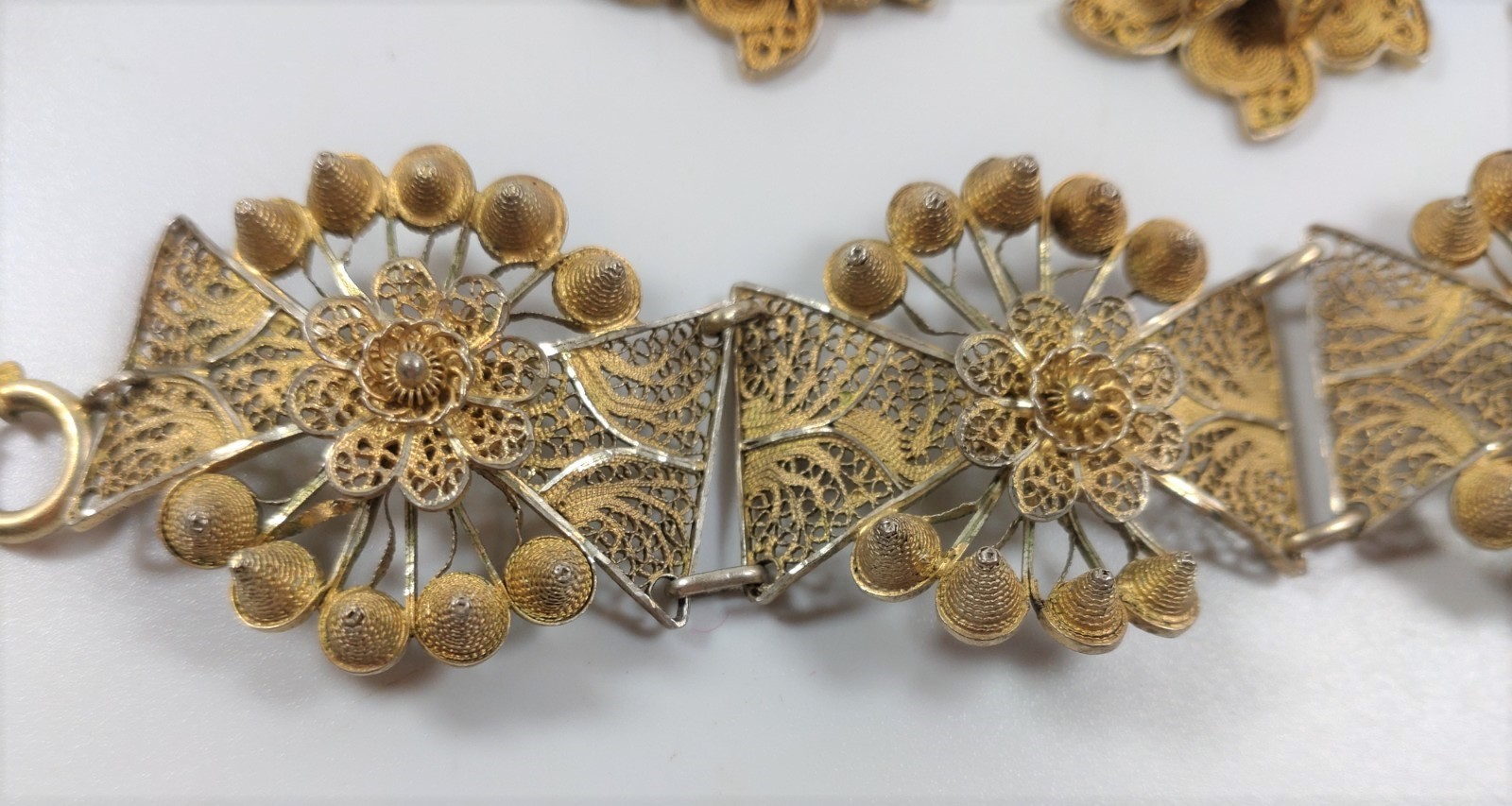 A gold colour metal bracelet and a gold colour metal necklace, each plaque in the form of a flower - Image 3 of 3