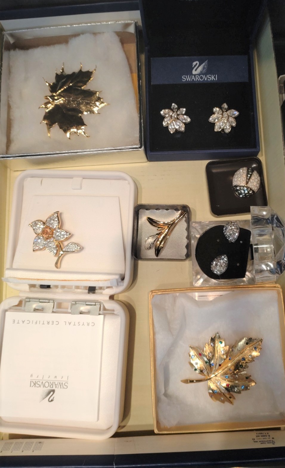 Costume jewellery brooches including Lizard, Dragonflies and floral subjects (16) (two trays) - Image 2 of 3