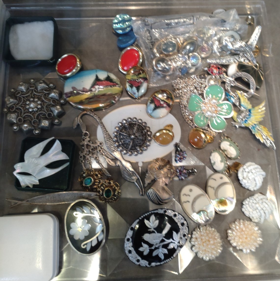 Costume jewellery including beaded necklaces, brooches and earrings (three trays) - Image 4 of 4