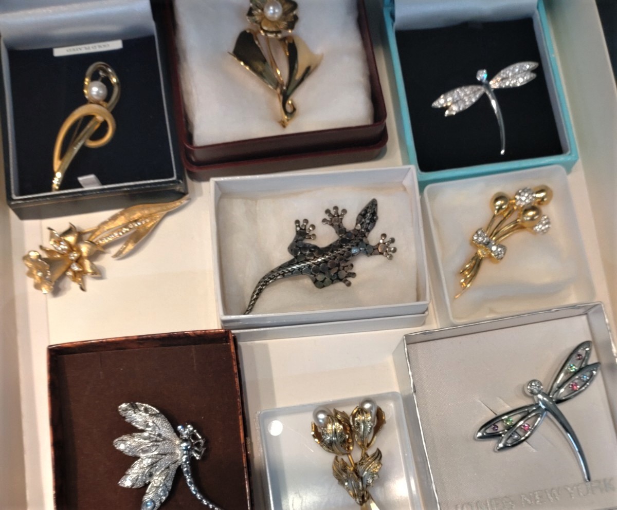 Costume jewellery brooches including Lizard, Dragonflies and floral subjects (16) (two trays) - Image 3 of 3