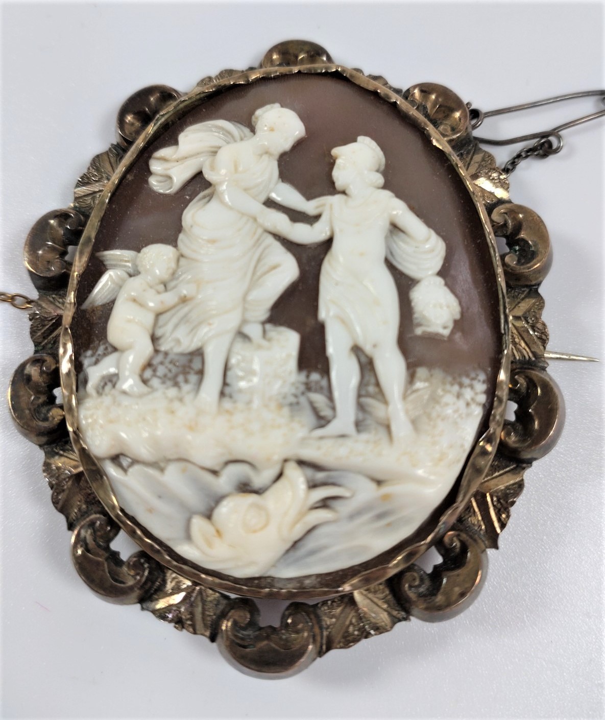 A shell cameo depicting two plaques of flowers and a troubadour playing his lute. Another cameo - Image 2 of 3