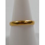 A 22ct gold wedding ring, size R