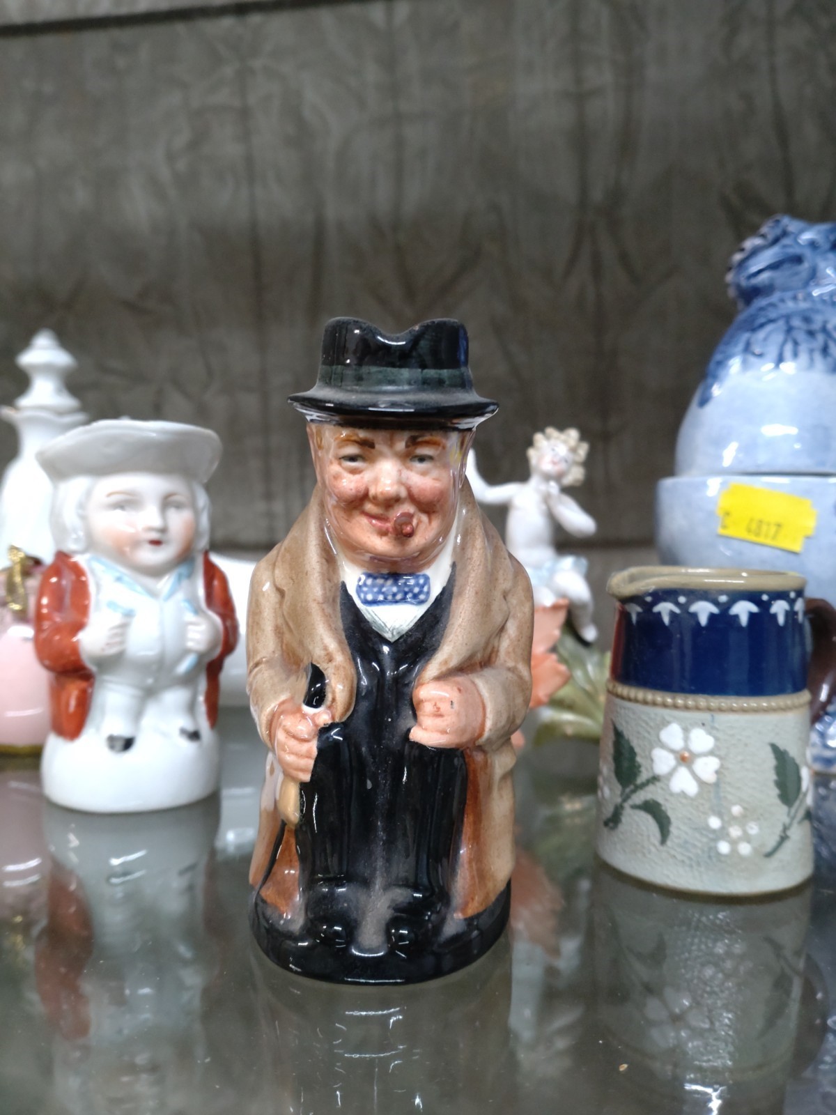 A Royal Doulton Winston Churchill character jug 10cm, ceramic figures, and a Regal porcelain - Bild 2 aus 2