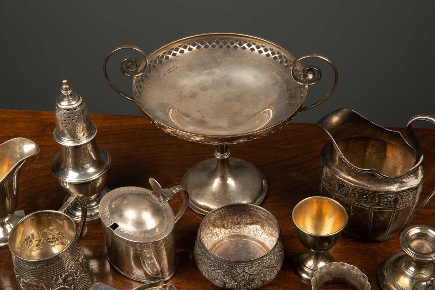 A group of silver to include a tazza with marks for London 1913, 21cm wide x 16cm high; a Georgian - Image 4 of 5