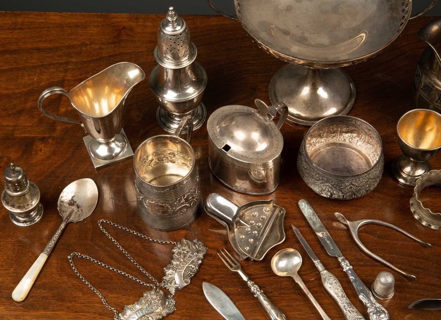 A group of silver to include a tazza with marks for London 1913, 21cm wide x 16cm high; a Georgian - Image 3 of 5