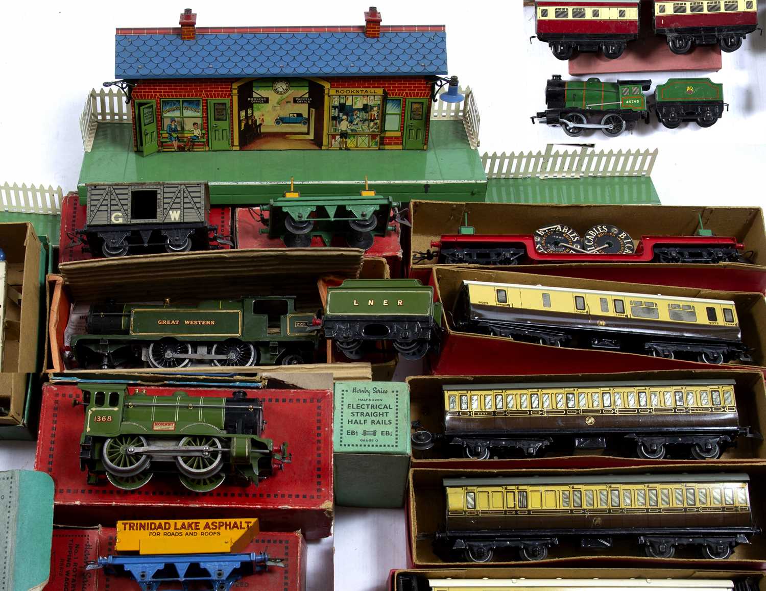 Collection of Hornby 00 gauge track, boxed carriages, tenders etcCondition report: At present, there