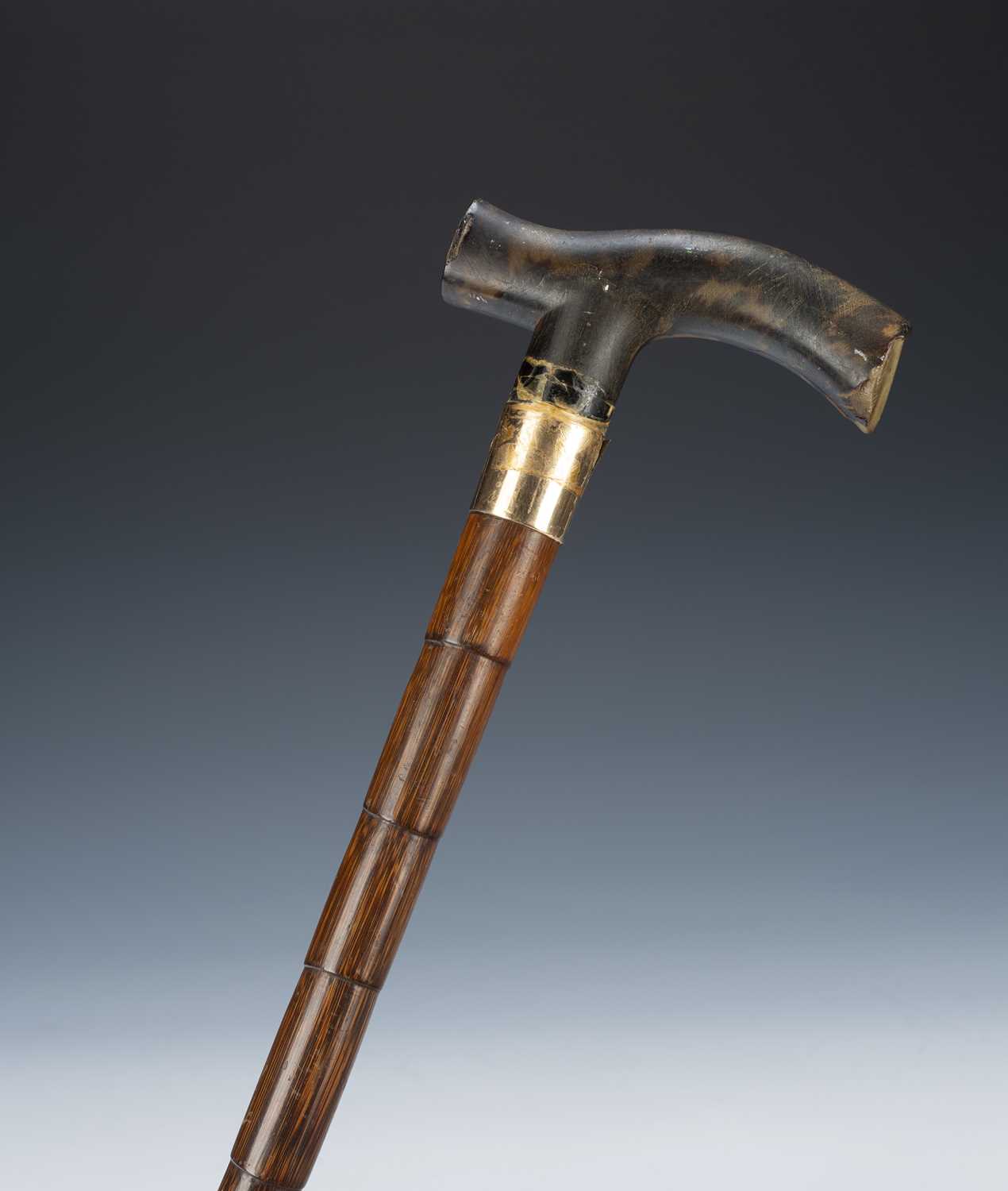 Victorian walking cane with 9ct gold collar and faux painted tortoiseshell handle, 91cm