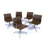 Charles and Ray Eames for Herman Miller Set of five chairs (4 +1), tan vinyl seats and chrome