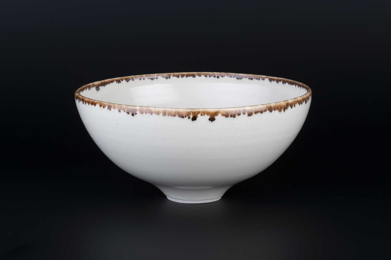 Edmund De Waal (b.1964) Footed bowl porcelain, with cream glaze and iron-red and manganese rim - Image 3 of 10