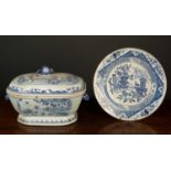 An 18th century Chinese blue and white porcelain tureen 33cm wide x 22cm deep x 22cm high together