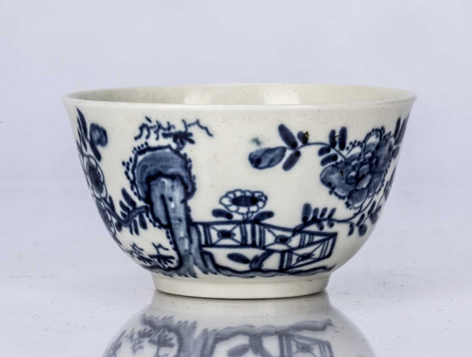 Worcester tea bowl and saucer circa 1754, decorated with prunus fence pattern, Workmans mark to - Image 5 of 6