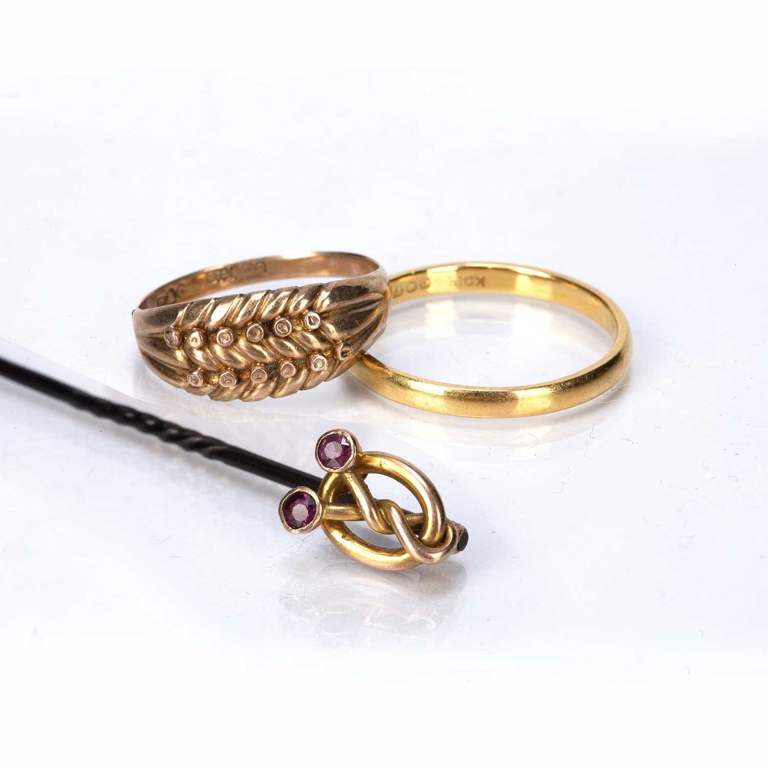22ct gold band size R, 2g approx overall, a 9ct gold ring, size M/N, 1g, and a 9ct gold tie pin (3)