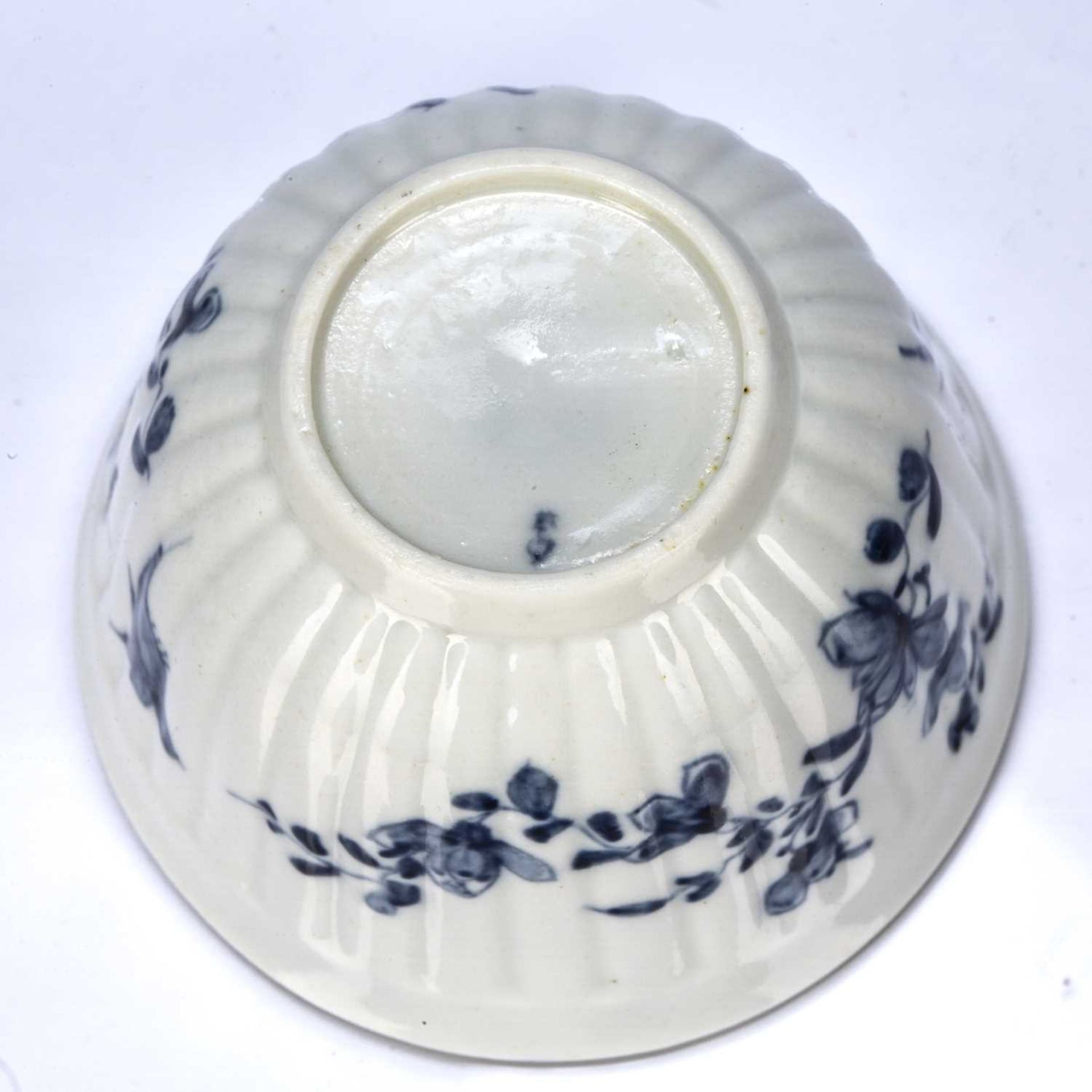 Early Worcester Tea Bowl circa 1753, with painted decoration to the exterior, 4.5cm highOverall good - Image 4 of 5