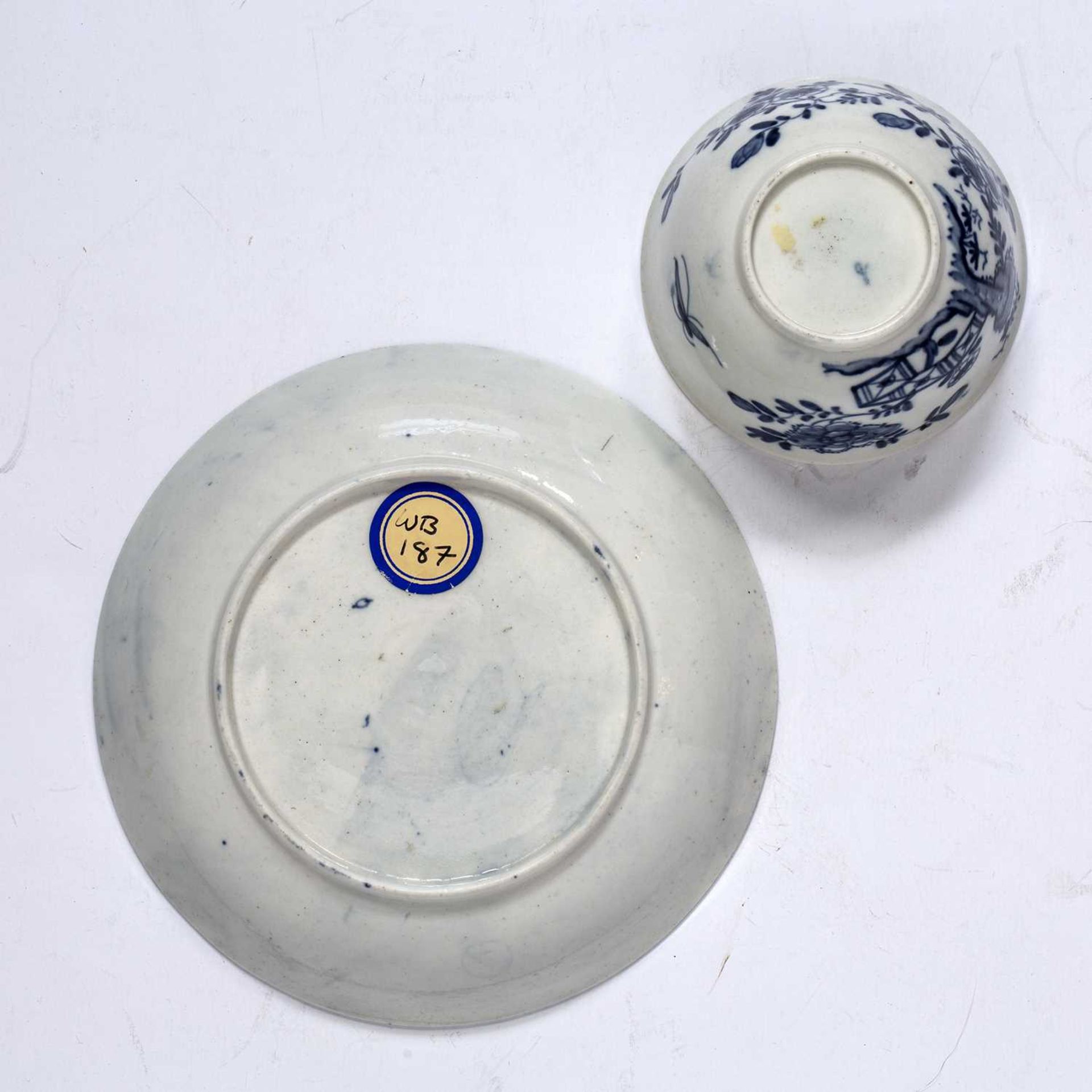 Worcester tea bowl and saucer circa 1754, decorated with prunus fence pattern, Workmans mark to - Image 3 of 6