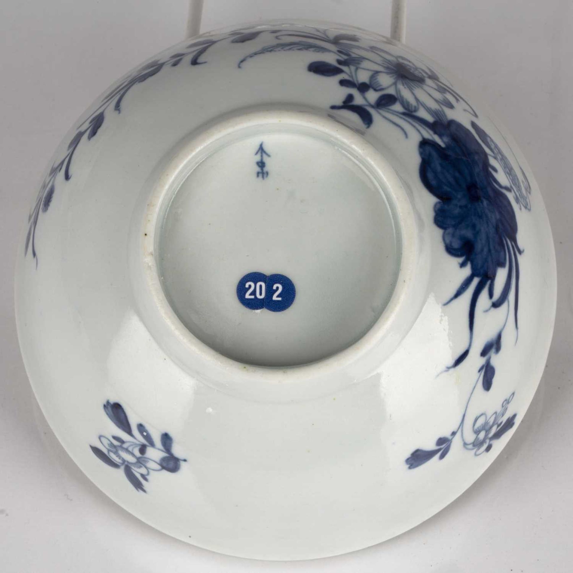 Worcester bowl circa 1758, decorated with Heron on a Floral Spray pattern, with workman's mark to - Image 4 of 4
