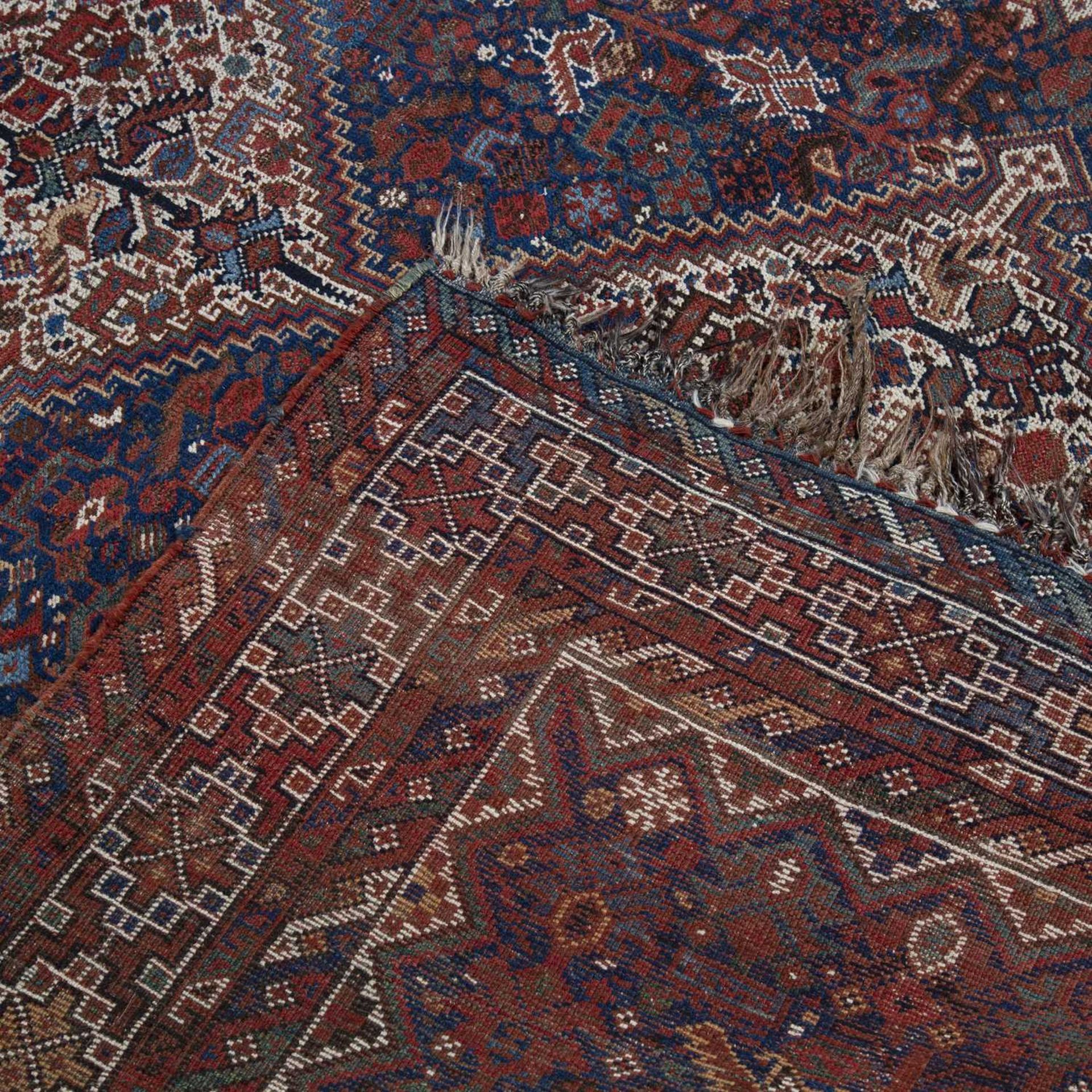 Qashqai carpet with three central medallions depicting birds and foliage, with a repeating geometric - Bild 2 aus 2