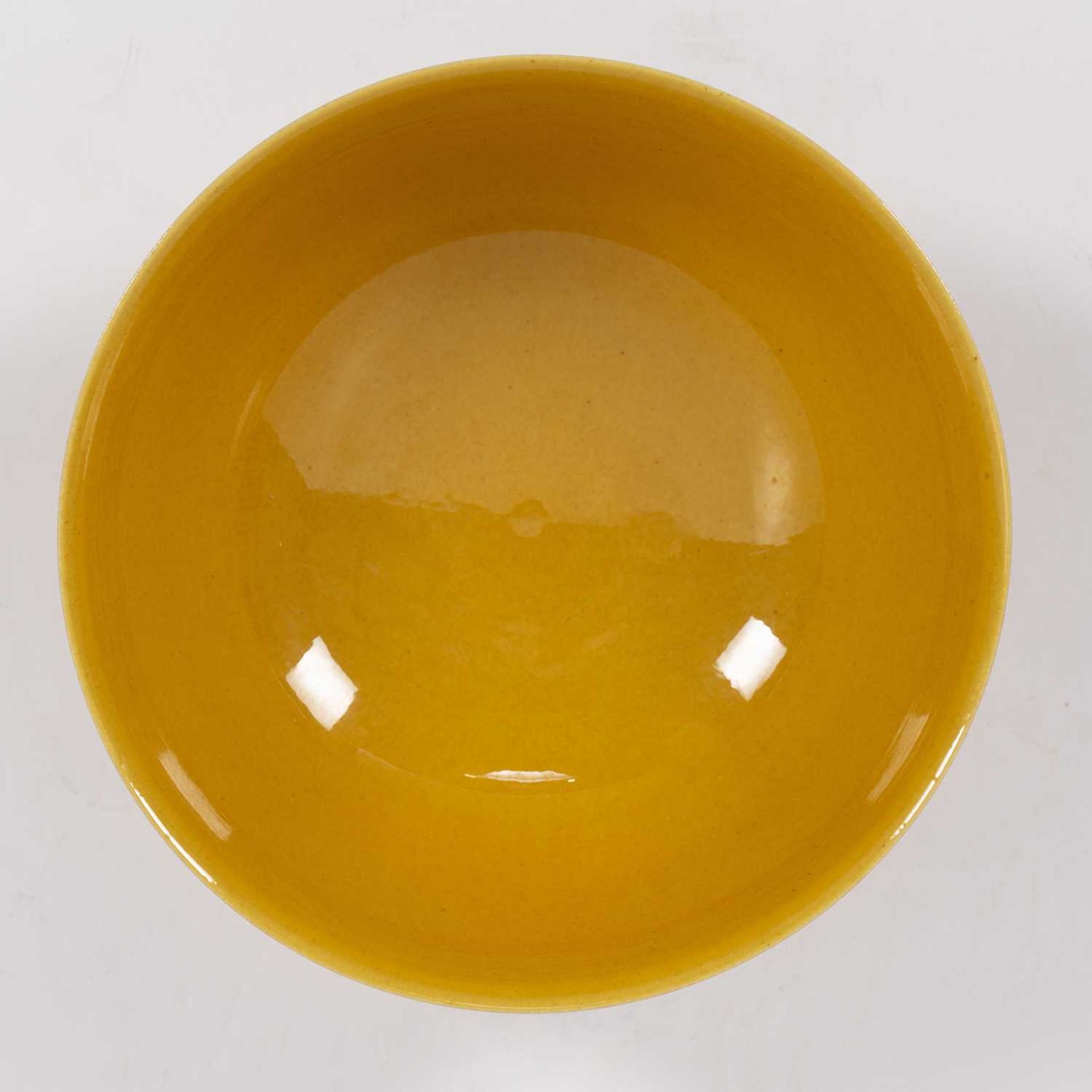 Yellow ground bowl Chinese, the exterior covered with an even yellow glaze, base with Zhuanshu - Bild 2 aus 4