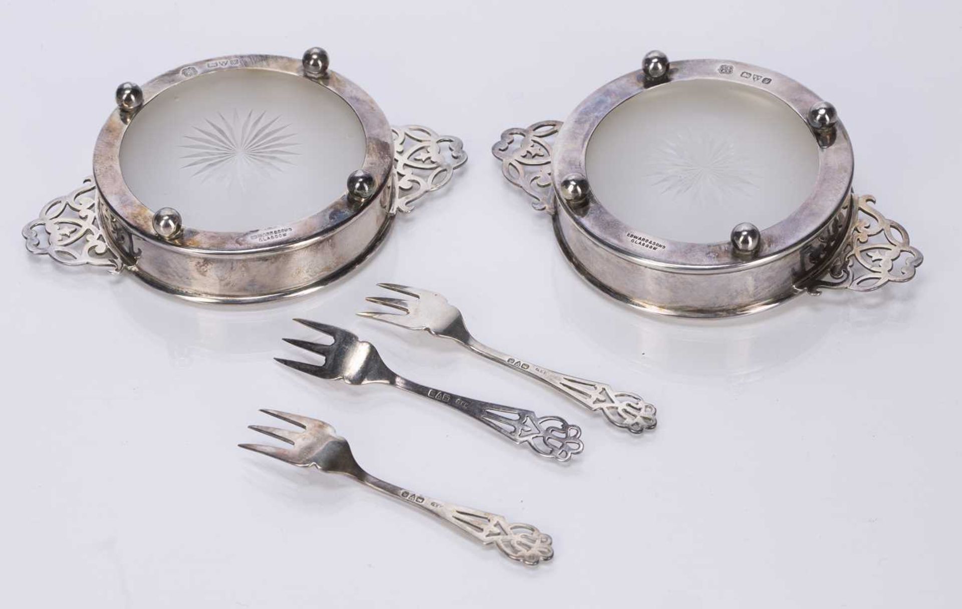 Two silver dishes with silver forks bearing marks for George Edward & Sons, Chester, 1924, dishes - Bild 2 aus 5
