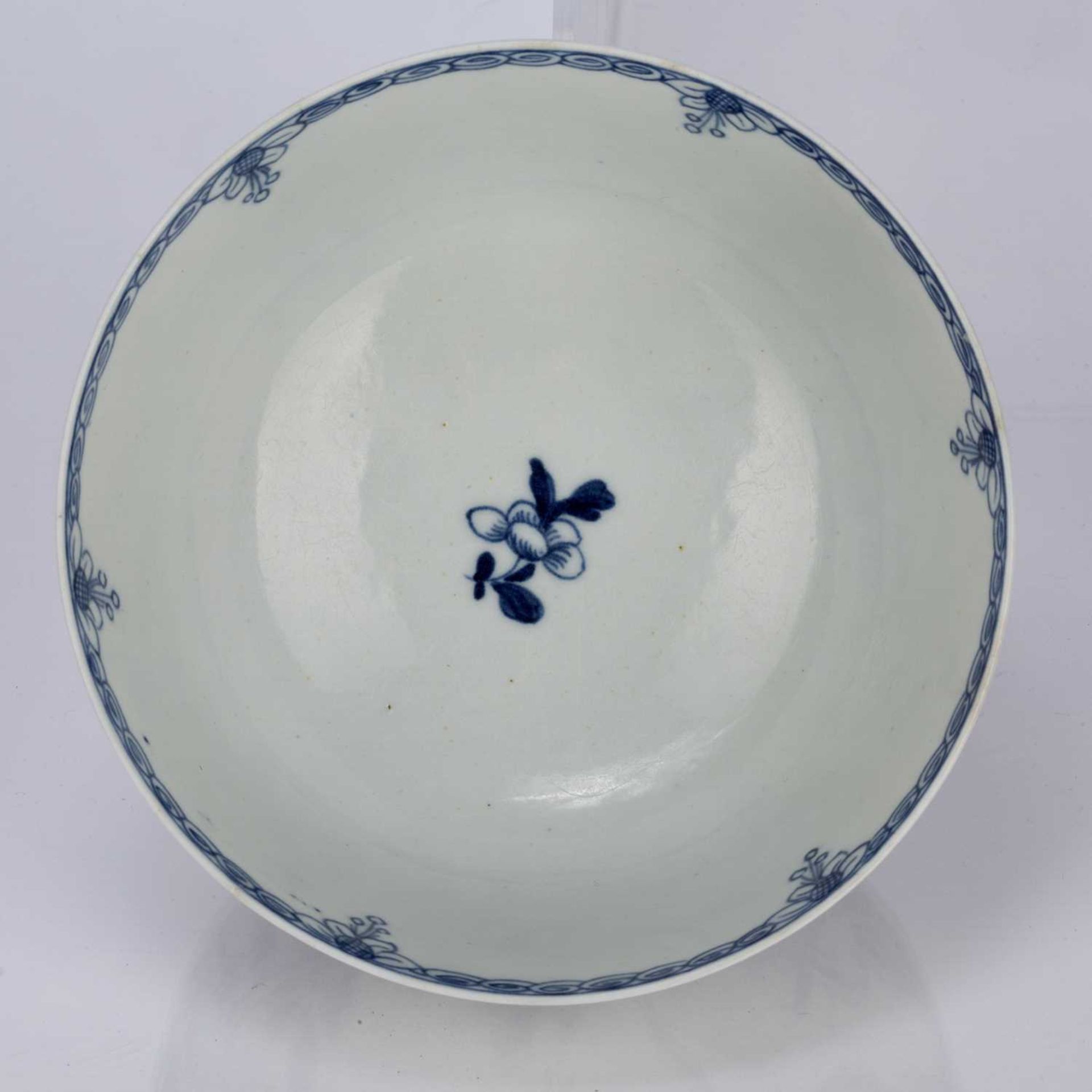 Worcester bowl circa 1758, decorated with Heron on a Floral Spray pattern, with workman's mark to - Image 3 of 4