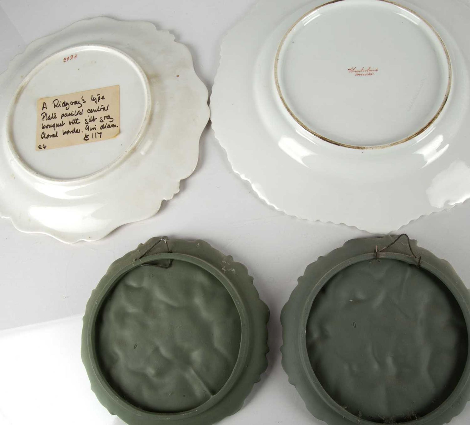 Collection of ceramics comprising of a pair of pâte-sur-pâte style cabinet plates, decorated with - Image 2 of 4