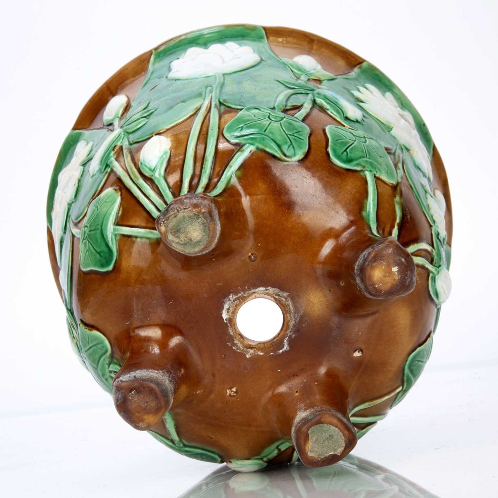 In the manner of George Jones Majolica jardiniere, decorated with water lilies, unmarked, 18cm - Image 4 of 4