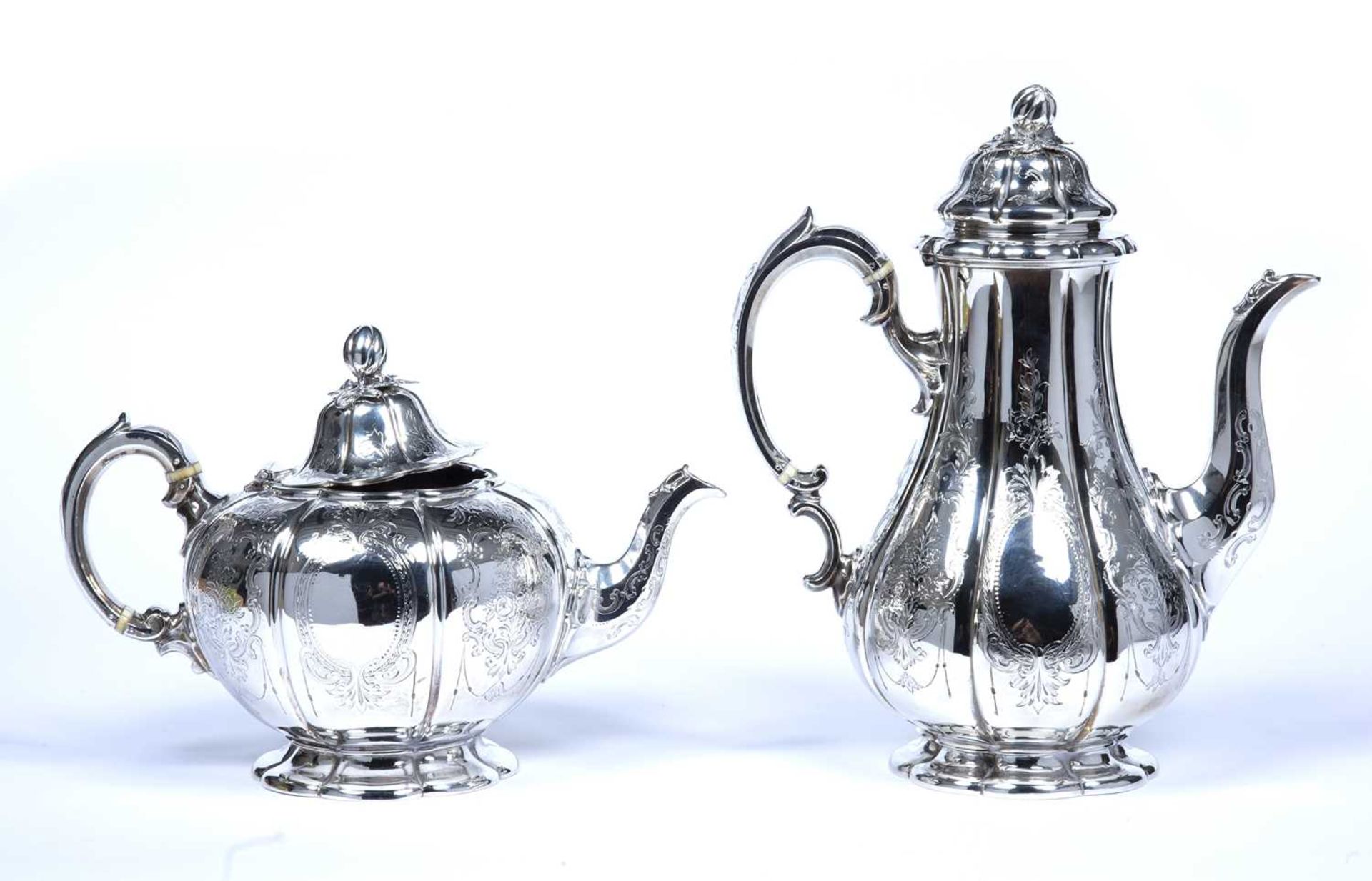 Victorian silver teapot and a Victorian silver coffee pot with matching gourd finials and foliate - Bild 2 aus 4