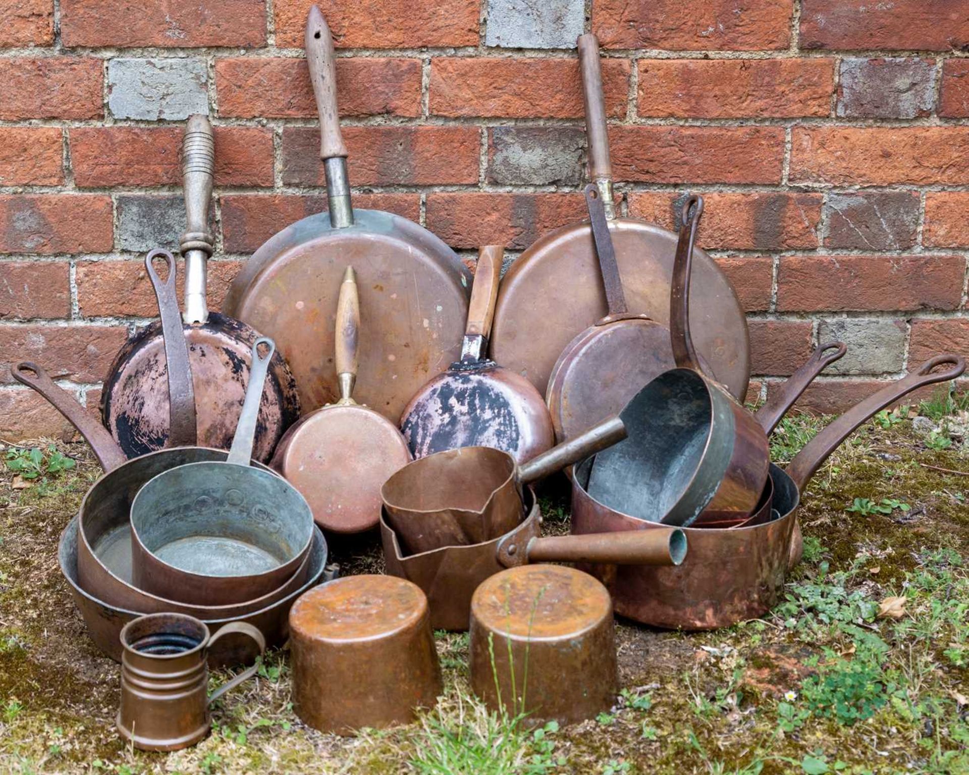 A group of copper saucepans, frying pans and further items, some with iron handles, some with wooden - Image 3 of 5