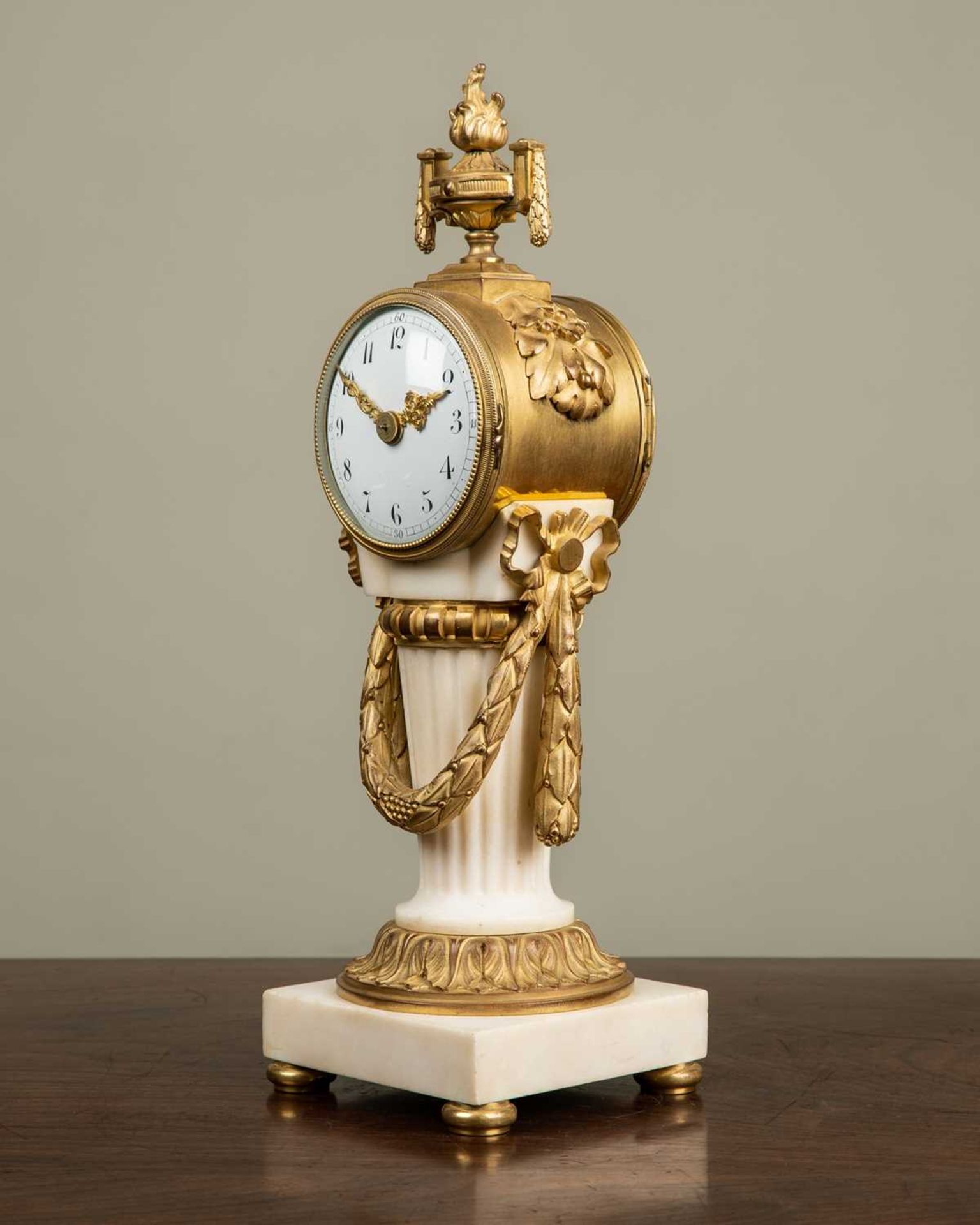 An early 20th century French ormolu and marble timepiece in the Classical style, with flaming vase - Image 2 of 4