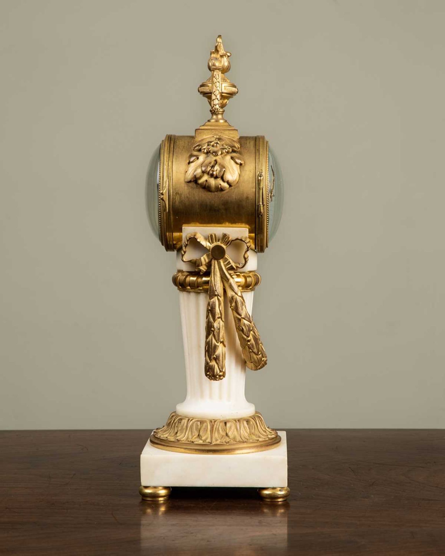 An early 20th century French ormolu and marble timepiece in the Classical style, with flaming vase - Image 3 of 4