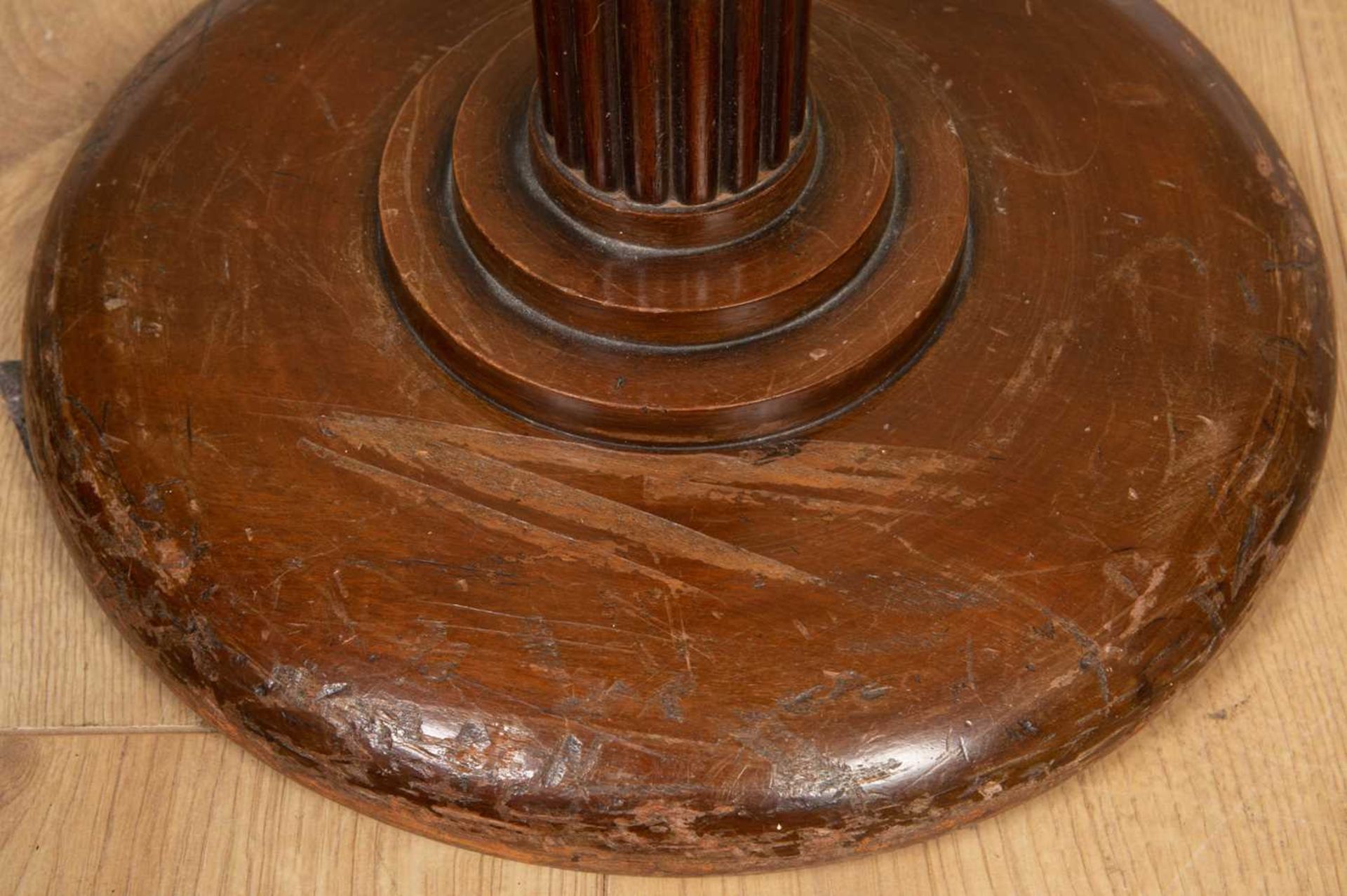An Art Deco mahogany and brass floor standing uplighter with dish top on a slender column support - Image 4 of 4